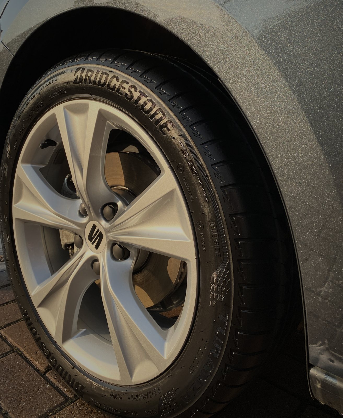 Clean wheel and dressed tyre after an ARDEN valet